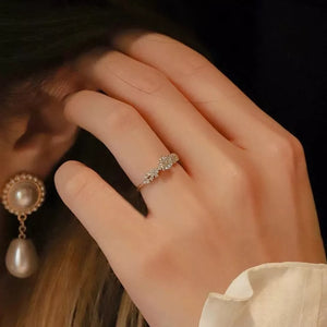 ring in silver featuring adjustable and fitted fit