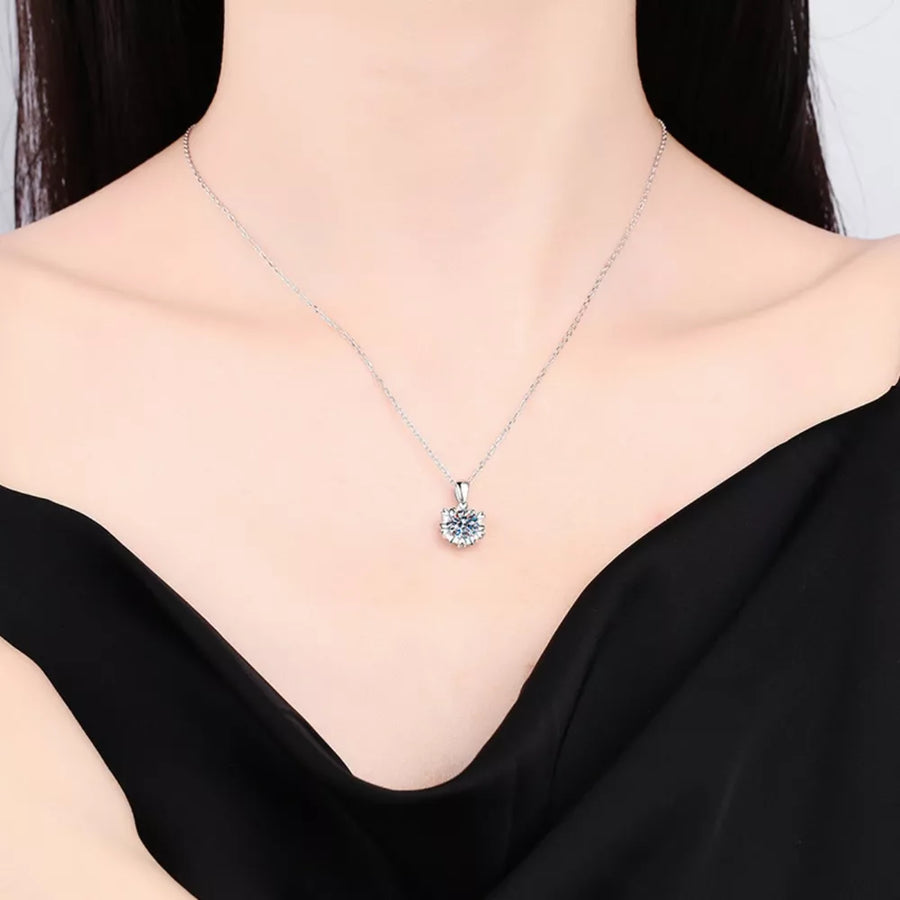 925 sterling silver,Moissanite Carat weight: 1ct Care instructions: Avoid wearin necklace in Silver with straight silhouette