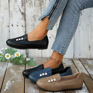 loafers in black featuring round toe and regular fit