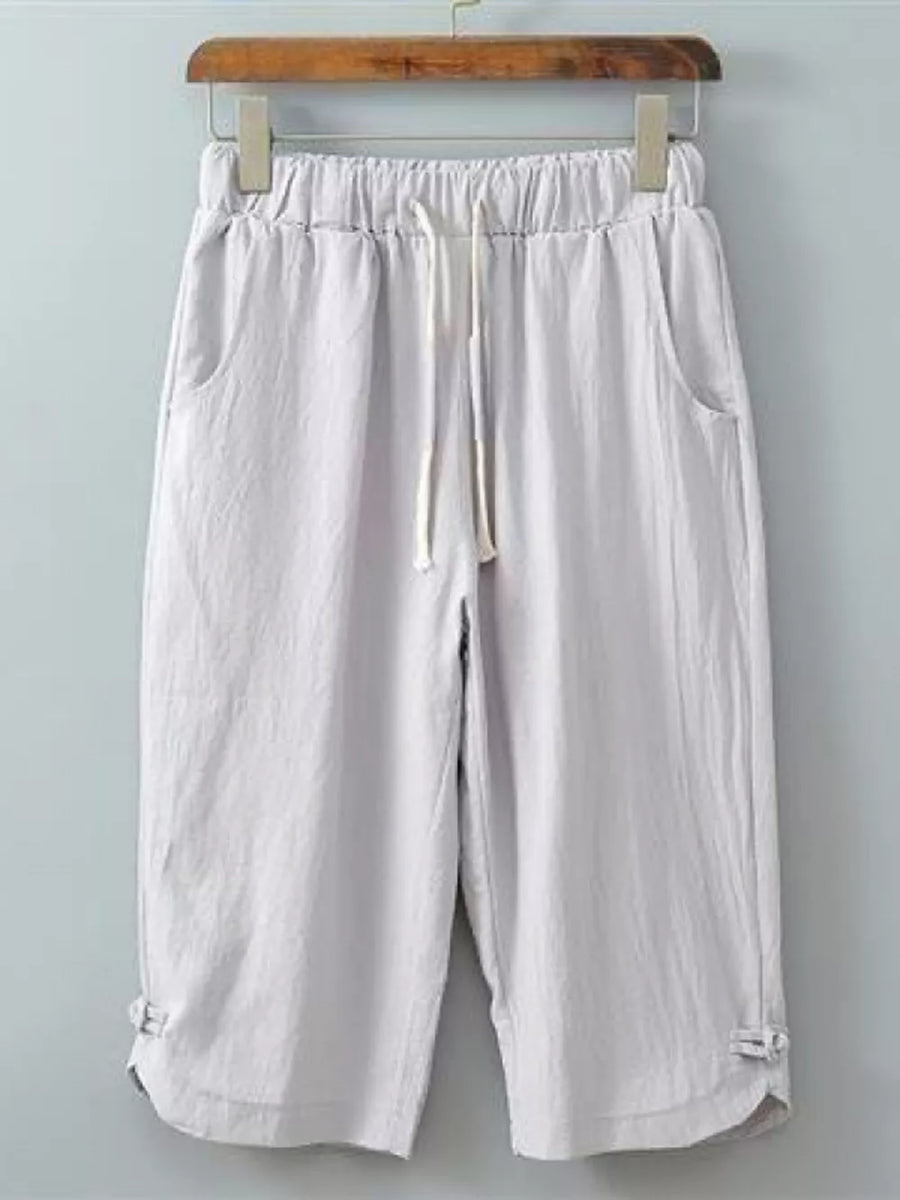 Light grey cropped sweatpants with drawstring and side pockets.
