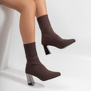 boots in black with stretchy and ankle-length