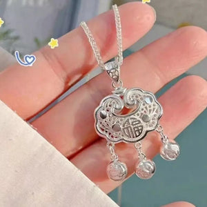 Silver necklace with not applicable and hook-and-eye