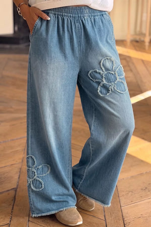 Medium wide-leg jeans featuring pocketed and floral