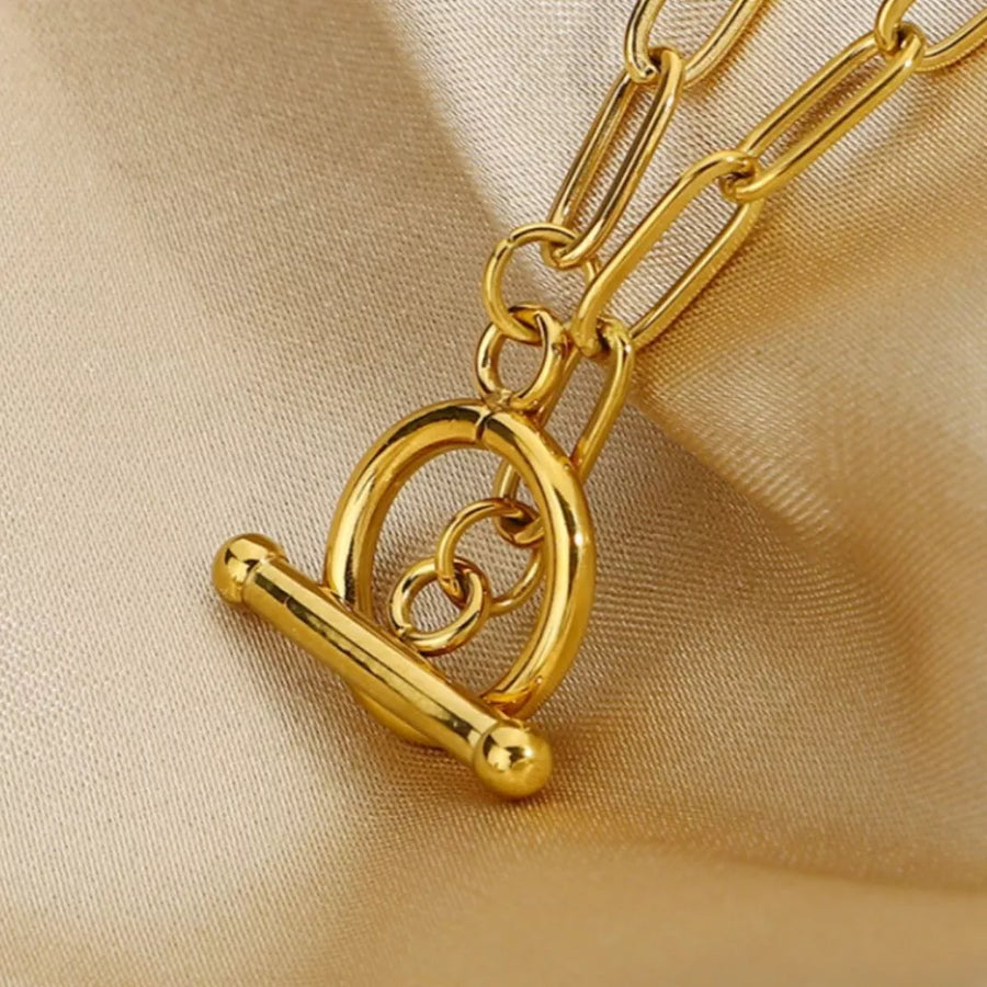 necklace in gold