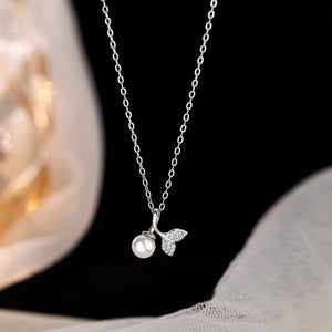 necklace in silver featuring pendant and straight fit