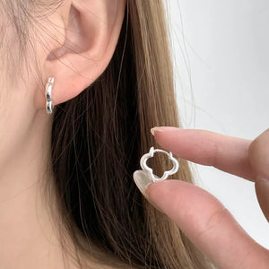 earrings in silver featuring four-leaf clover motif and fitted fit