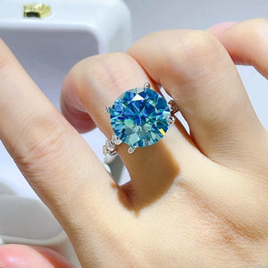 10 Carat 925 Sterling Silver Moissanite Ring in silver with faceted stone