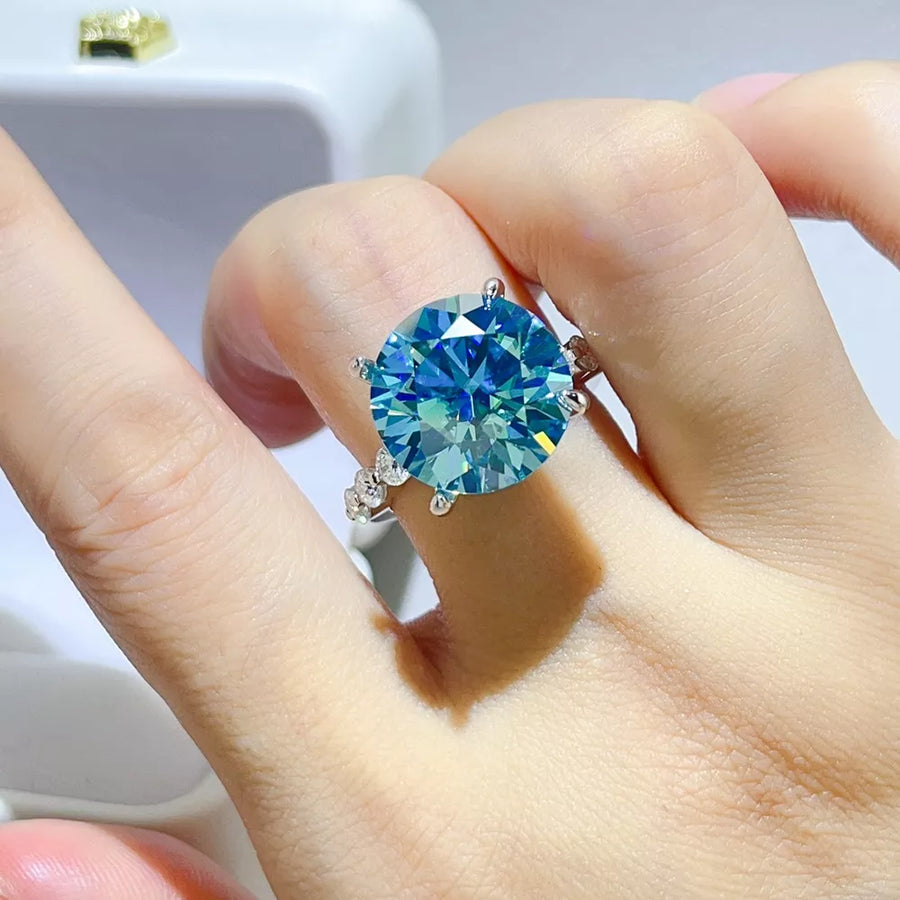 10 Carat 925 Sterling Silver Moissanite Ring in silver with faceted stone
