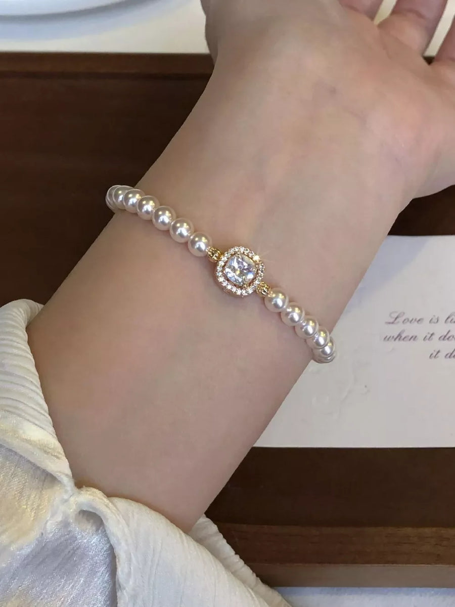 White bracelet with wrist-length and elastic