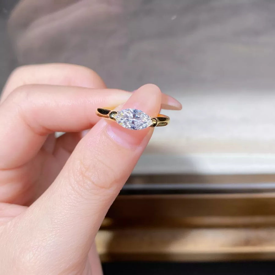 925 sterling silver, Growing high-carbon diamonds Care instructions: Avoid weari ring in clear with fitted silhouette