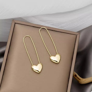 earrings in gold featuring heart charm and straight fit