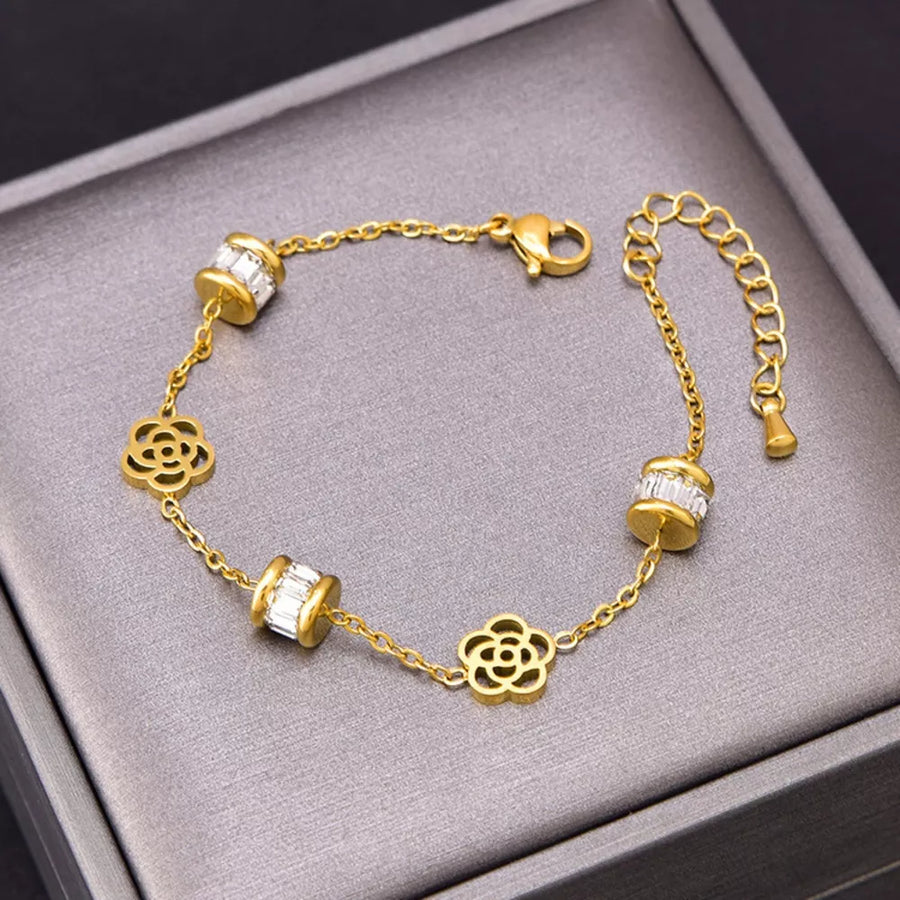 bracelet in Gold with floral and flower charms