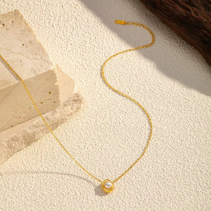 18k Gold-plated Pearl Necklace in gold with gold-plated