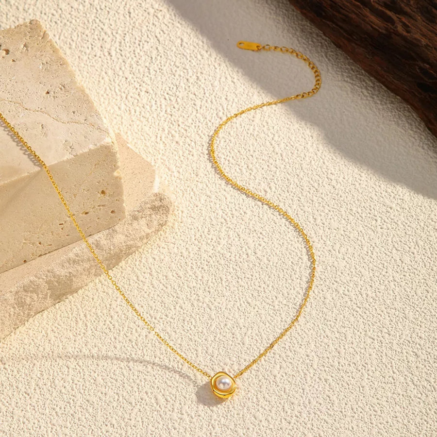 18k Gold-plated Pearl Necklace in gold with gold-plated