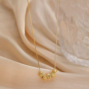 necklace in gold with beaded and choker