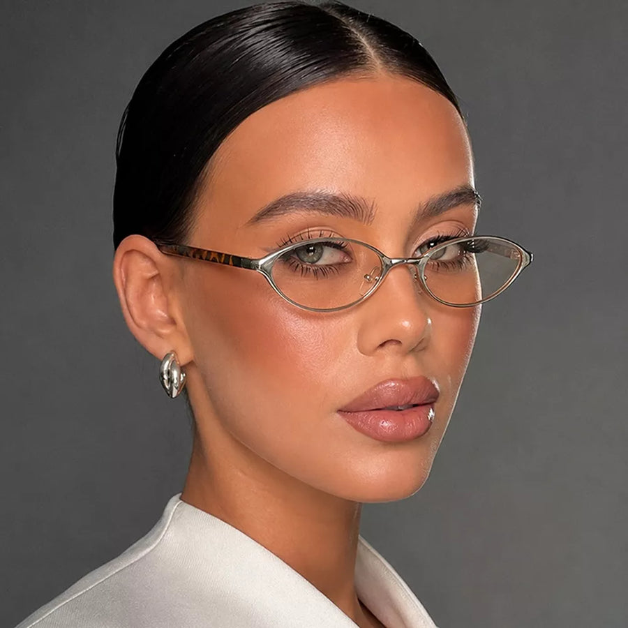 PC Frame material: Metal Lens material: Polycarbonate Temple material: Acetate I sunglasses in Transparent with cat-eye