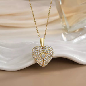 necklace in gold featuring 18K gold-plated and heart fit