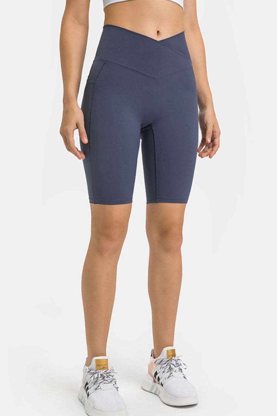 Steel V-waist pocketed performance biker shorts with a close fit.