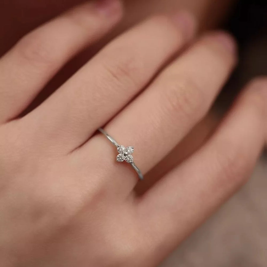 ring in silver featuring zircon embellishment and fitted fit