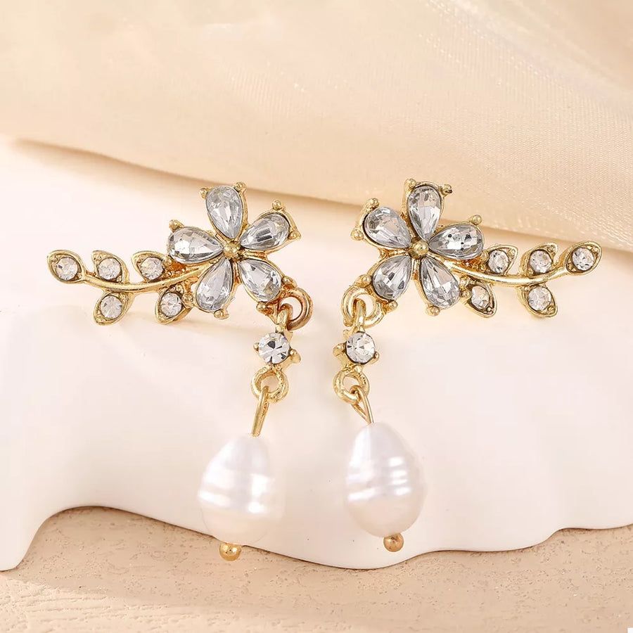 earrings in gold featuring pearl drop and straight fit