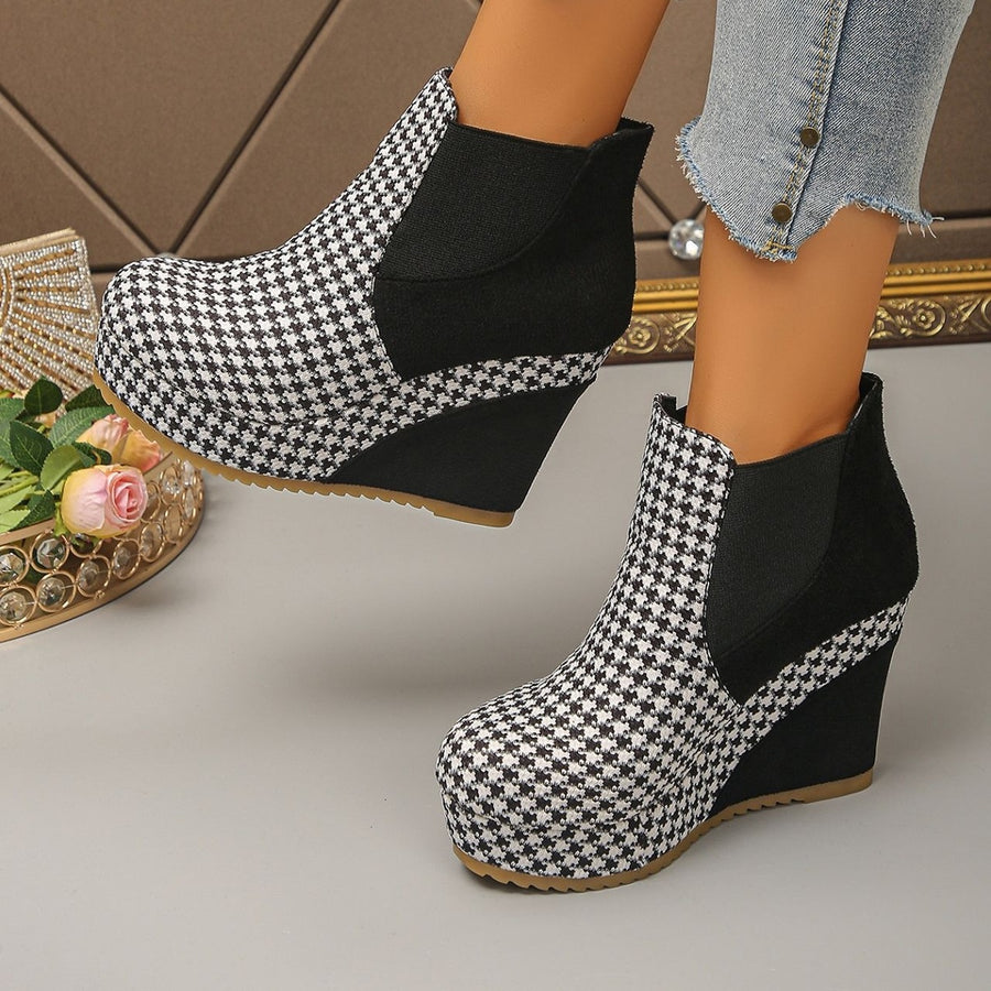 ankle boots in Black with houndstooth and wedge heel