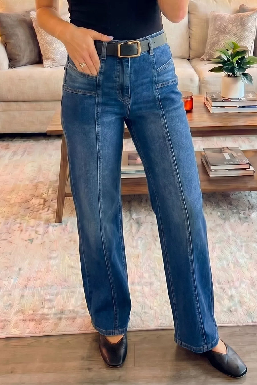 Seam-detail high-waisted jeans in blue denim with a relaxed fit and front seam detail.
