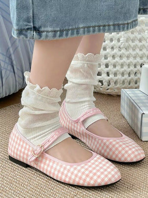 socks in White with ruffled trim and ankle-length