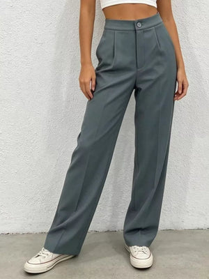 Chic high-waisted pleated pants in grey with a button closure and wide leg.
