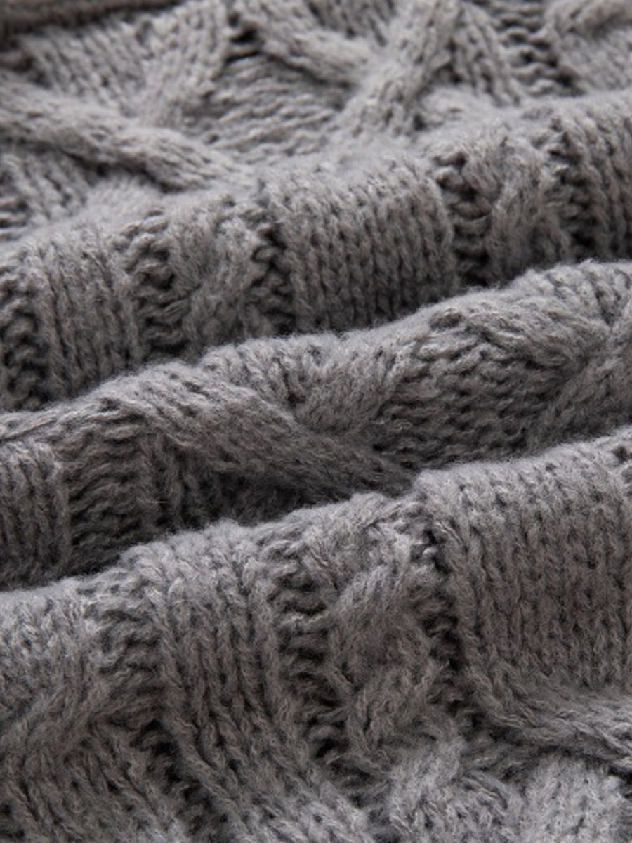 pullover sweater in Black with cable knit and cable-knit