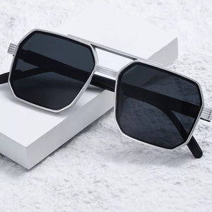 metal Frame material: Polycarbonate Lens material: Polycarbonate Temple material sunglasses in Black with geometric