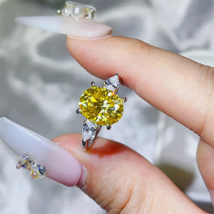 Platinum-plated, 925 sterling silver, Moissanite, Zircon (accent stones) Carat w ring in silver with three-stone silhouette