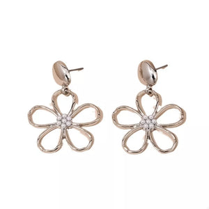 Gold earrings with flower shape and not applicable