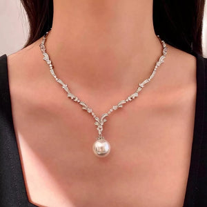 necklace in silver featuring pendant and straight fit
