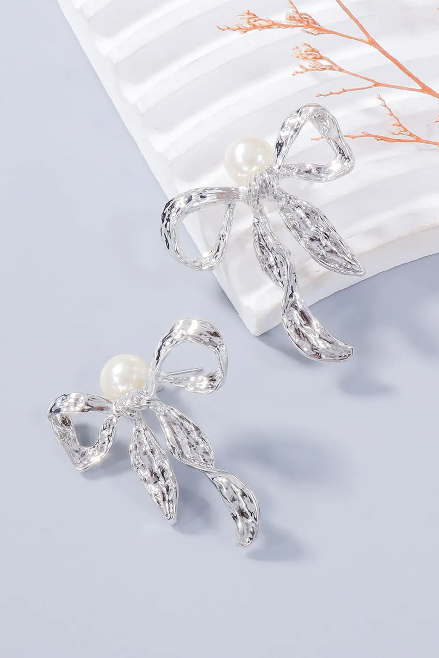 Silver textured bow jewelry set with pearl detail