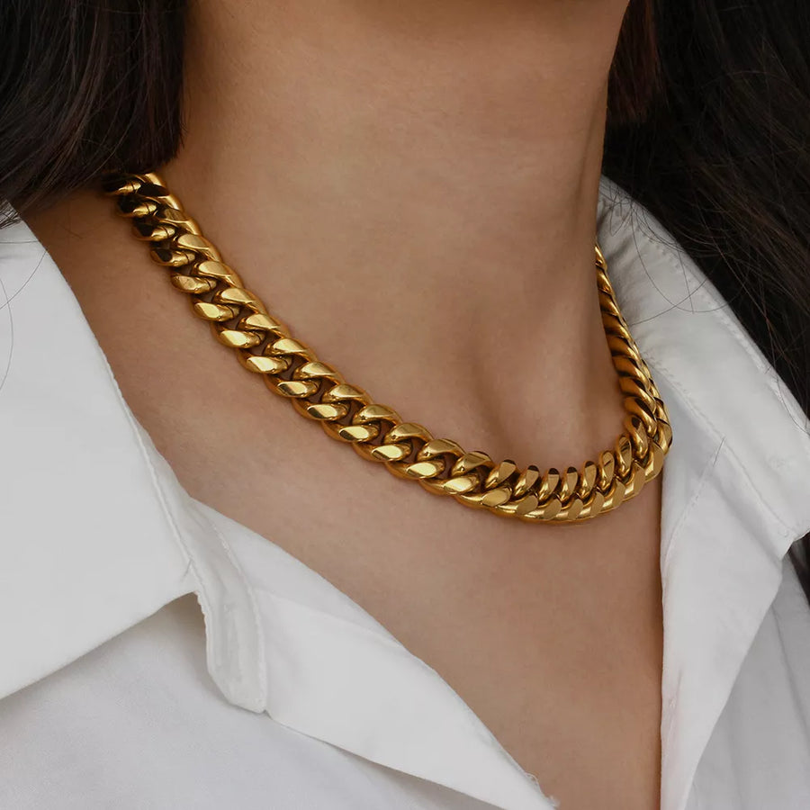 necklace in gold