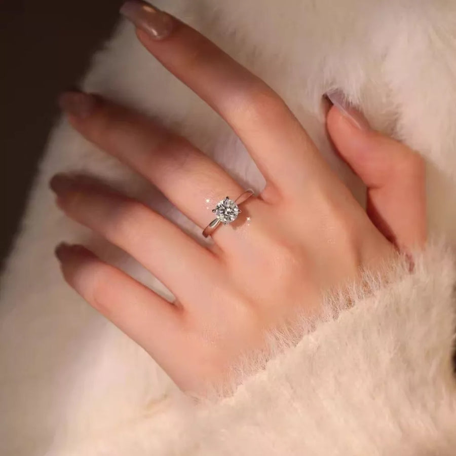 1 Carat 925 Sterling Silver Moissanite Ring in silver with solitaire setting