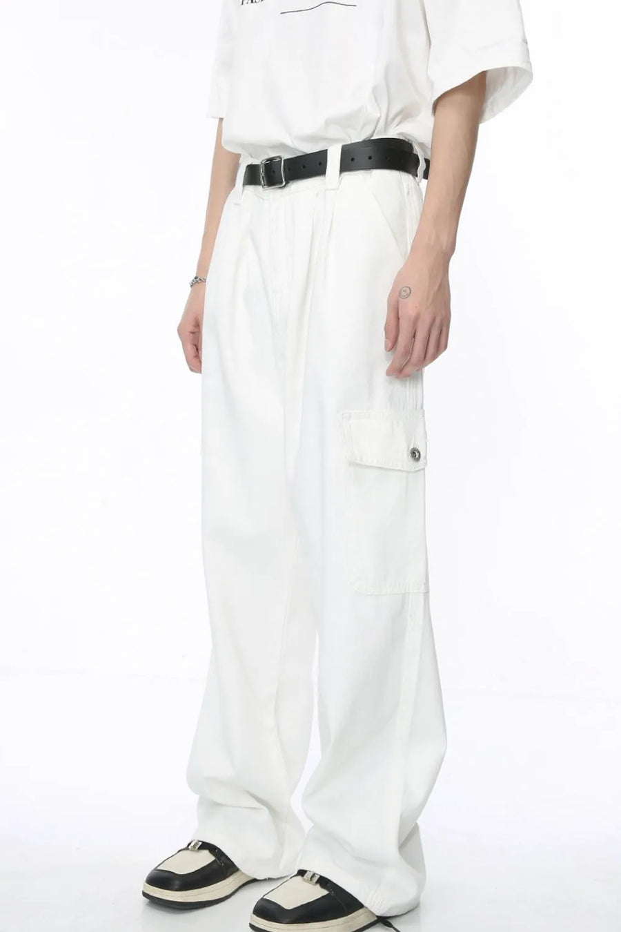 Wide-leg cargo trousers in light with front pleats and a side cargo pocket.