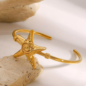 bracelet in gold with starfish motif and starfish charm