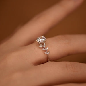 ring in Silver with leaf and moissanite stone