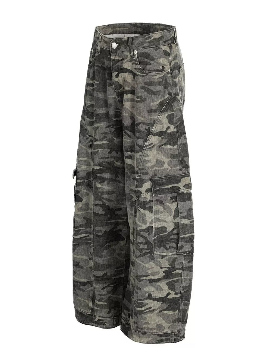 Men's urban camouflage cargo pants in cotton with multiple pockets and a relaxed fit.