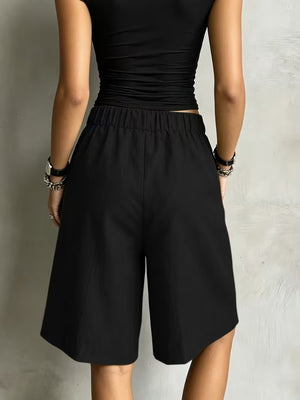bermuda shorts in olive green with tied and bermuda