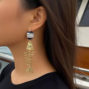 earrings in gold featuring drop earrings and straight fit