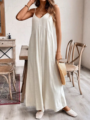 Effortless V-neck maxi dress in white with spaghetti straps and a flowy skirt.