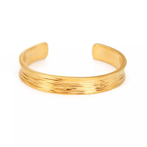 bracelet in gold with textured and open cuff