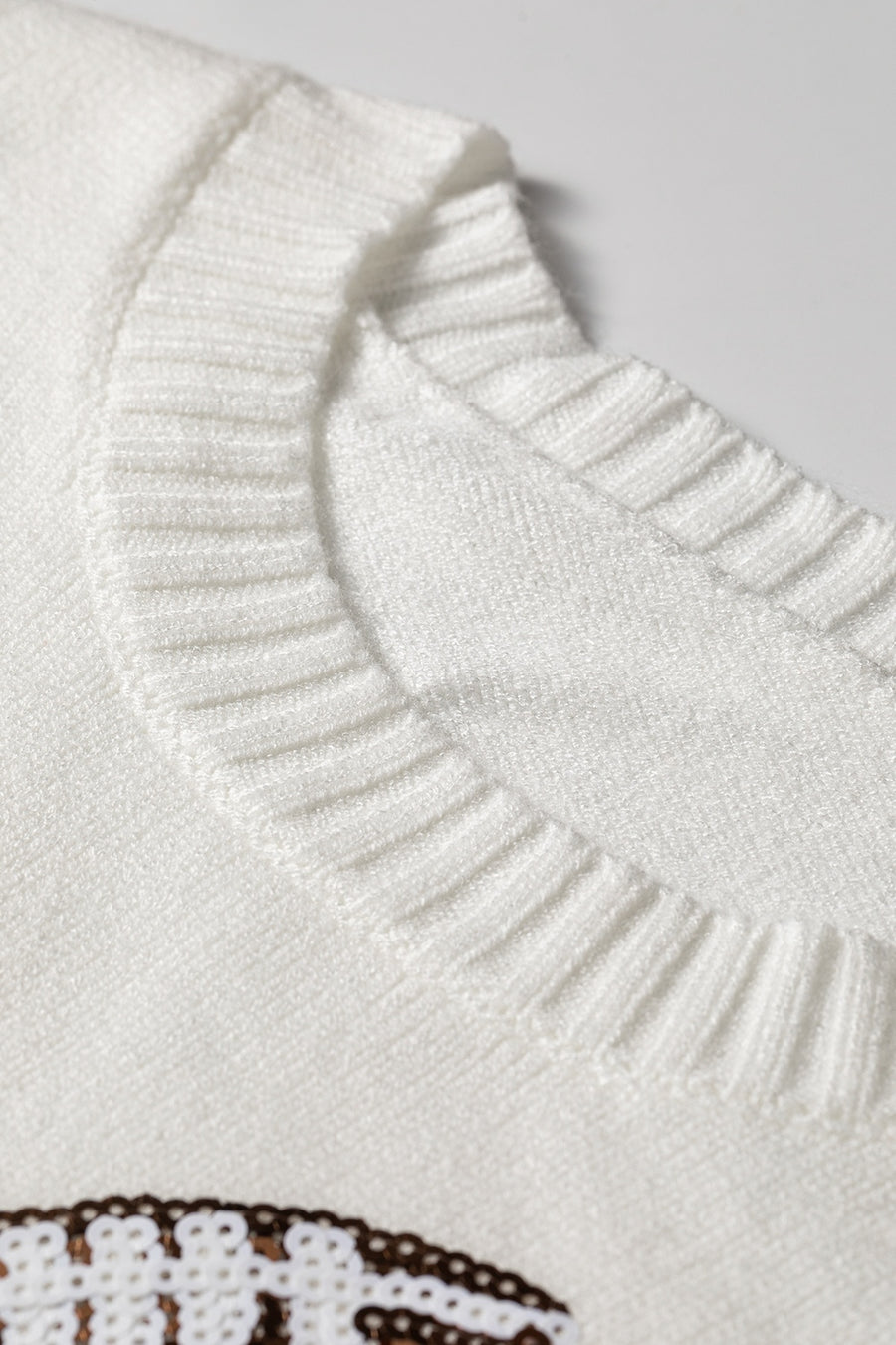 White loose pullover sweater with round neck