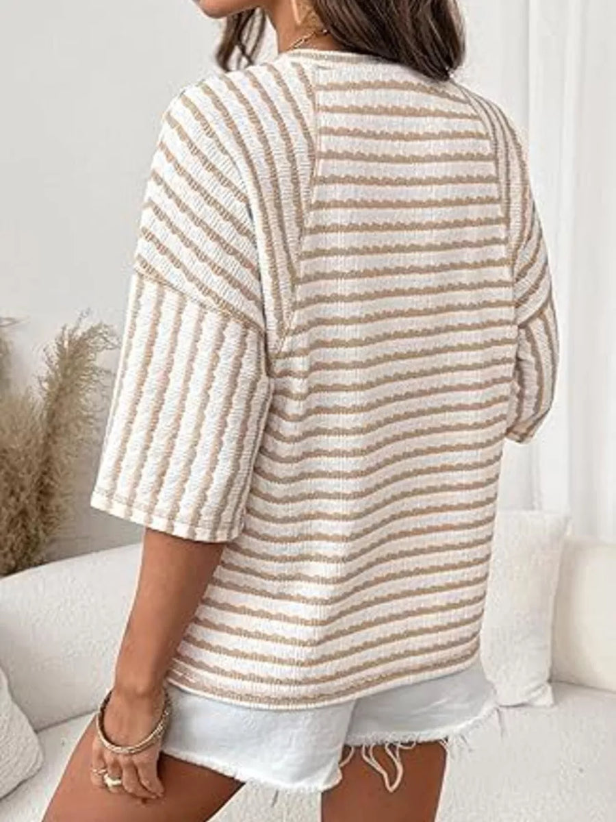 Wavy stripe knit t-shirt with relaxed fit and short sleeves in beige and white.