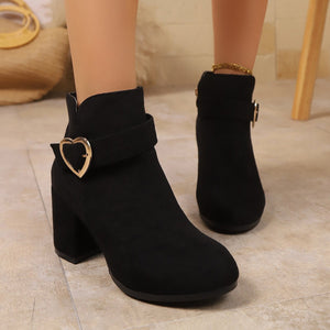 boots in black featuring round toe and fitted fit