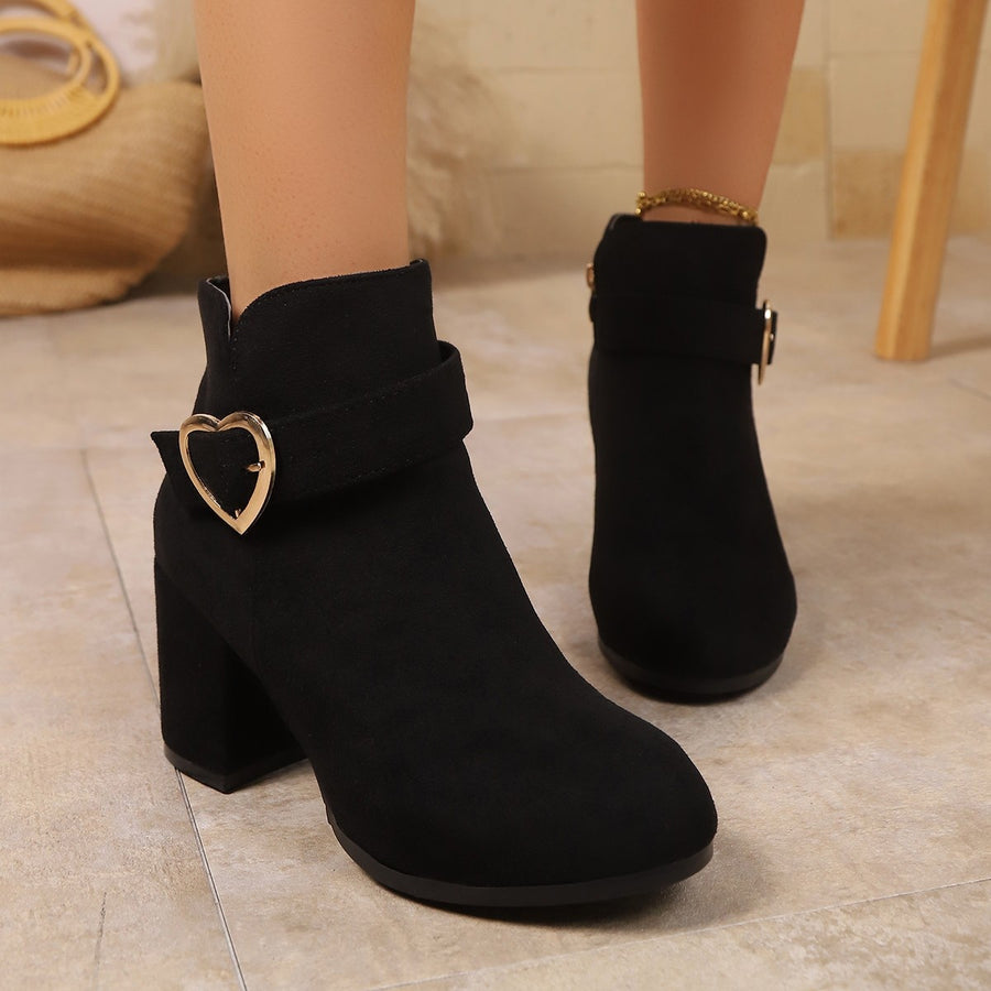 boots in black featuring round toe and fitted fit