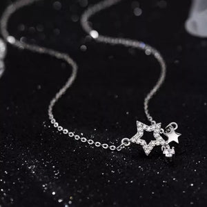 Silver necklace with collarbone length and hook-and-eye