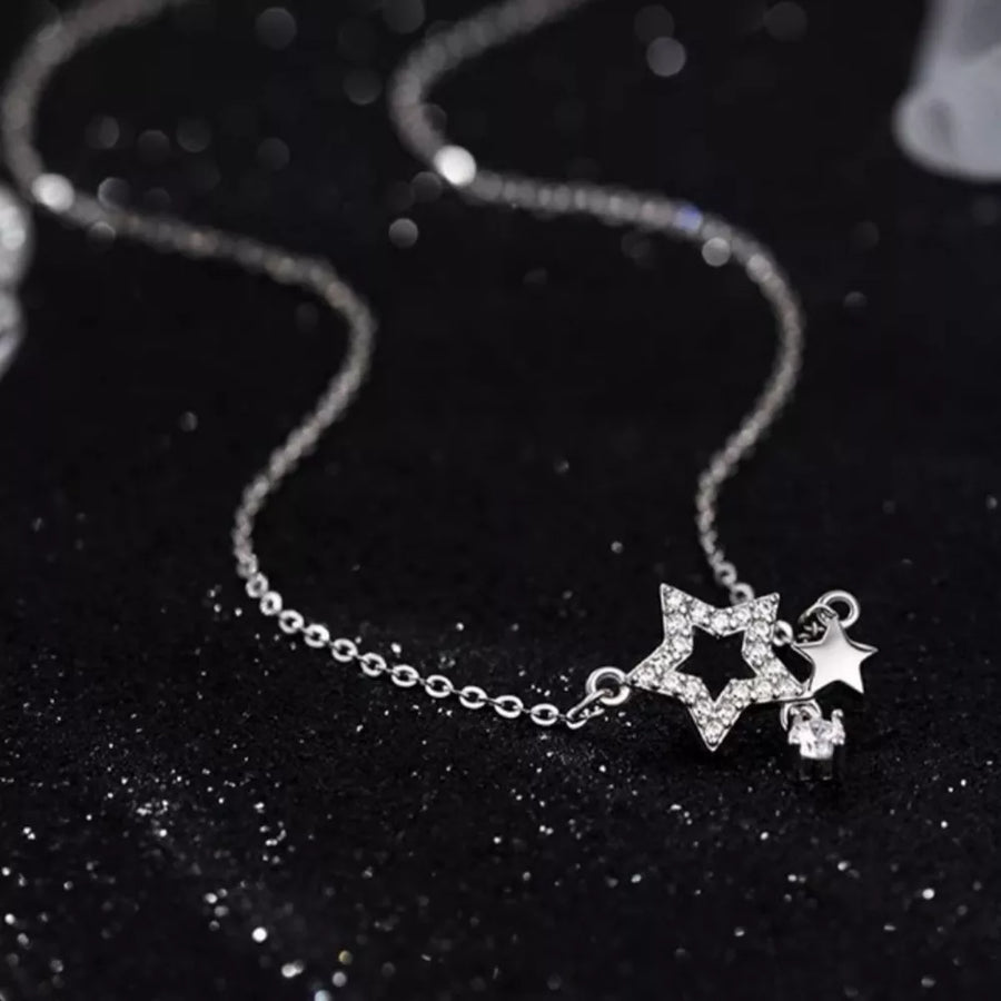 Silver necklace with collarbone length and hook-and-eye